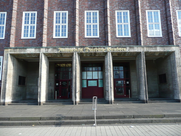 Haupteingang mit Aufschrift "Amtsgericht Duisburg-Hamborn"